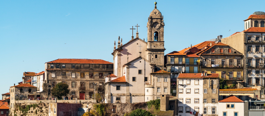 Detalhe arquitetónico da fachada de um edifício revestida a azulejos no Porto